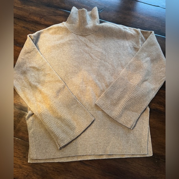 Banana Republic Sweaters - Stunning Women’s Banana Republic Turtleneck Sweater- Size XS